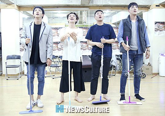 ▲ 연극 ‘보이스 오브 밀레니엄(연출 박선희)’ 연습장면 중 아이들이 청소해야 하는 계단을 보며 놀라고 있다.(뉴스컬처) ©박남희 기자