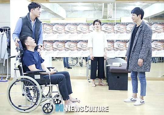 ▲ 연극 ‘보이스 오브 밀레니엄(연출 박선희)’ 연습장면 중 형석(오른쪽 김호진 분)이 바다에 가자고 말하고 있다.(뉴스컬처) ©박남희 기자