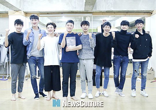 ▲ 연극 ‘보이스 오브 밀레니엄(연출 박선희)’ 연습공개에 참석한 출연 배우들이 화이팅을 외치고 있다.(뉴스컬처) ©박남희 기자