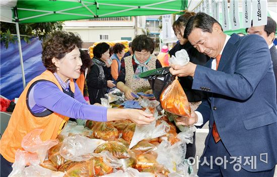 [포토]최영호 광주시 남구청장, 사랑나눔터 바자회 참석