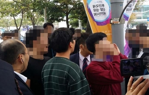 ‘미란다 원칙’고지 안한 경찰, “하야하라” 시위 학생들 풀려나