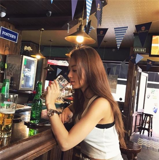 배우 김희정 ‘대낮’에 맥주 마시는 모습…아름다워! 그대의 옆태가