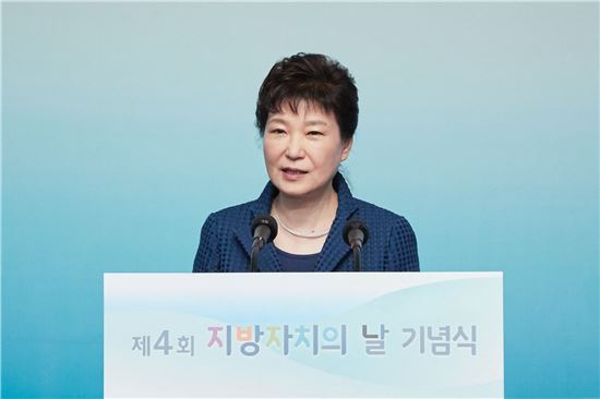 朴대통령, 대국민사과 후 첫 외부일정…차분한 행보