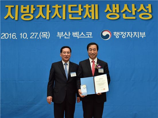 문석진 서대문구청장(오른쪽)이 홍순직 한국생산성본부 회장으로부터 행정관리분야 우수사례 표창장을 수상한 뒤 기념촬영을 하고 있다.
