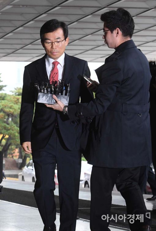 [포토]검찰 출석하는 이승철 전경련 부회장 