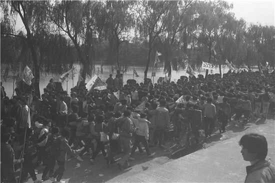 1986년 10월 28일 건대항쟁 당시 학생들이 행진하고 있다.(사진 건대신문 제공=연합뉴스)