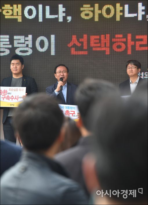 [포토]시민들 발길잡는 대통령 하야촉구 국민행동