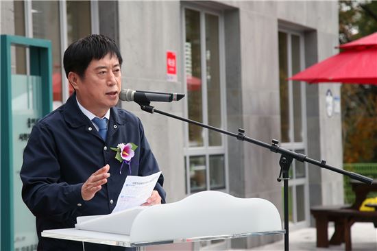 정찬민 용인시장이 사회적경제허브센터 개소식에 참석해 축사를 하고 있다. 