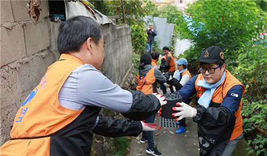 신협중앙회 임직원 40명이 지난 27일 대전 동구 용운동과 판암동에서 소외계층을 위한 연탄 나눔 봉사활동을 하고 있다. 사진제공=신협중앙회
