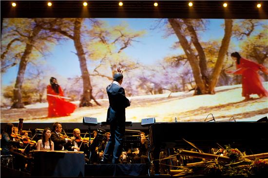 2013년 시드니 심포니 오케스트라와 연주 사진(제공 : 롯데콘서트홀)