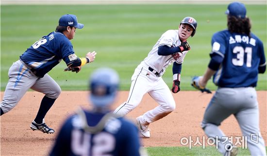 [포토]허경민, '협살에 걸려버렸네'