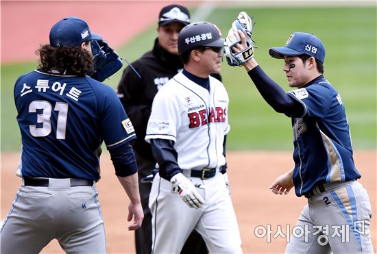 [포토]박민우 '스튜어트, 내가 실점 막았어'