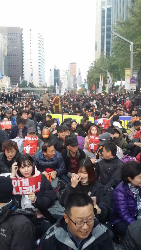 비선실세 최순실 국정농단과 박근혜 대통령를 규탄하는 촛불집회가 29일 오후 6시부터 청계광장에서 2만여 명의 시민들이 참여한 가운데 열려 "박근혜 퇴진" 등을 외쳤다.