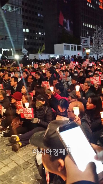 분노한 시민 2만명 청계광장 집결…"박 대통령 퇴진하라"
