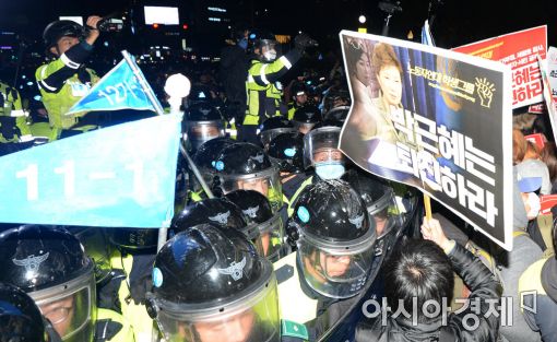 [포토]'경찰과 대치한 촛불집회 참가자들'