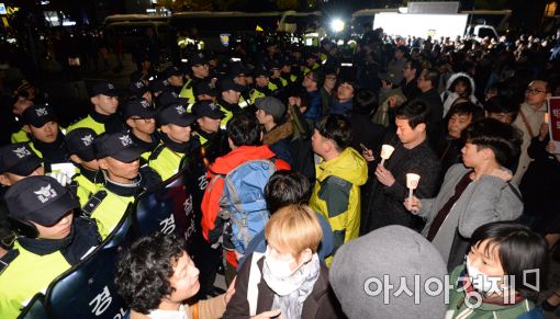 [포토]'경찰에 막힌 촛불집회 행진'