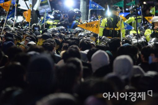 [포토]'청와대 가는 길목에서 막힌 행진'