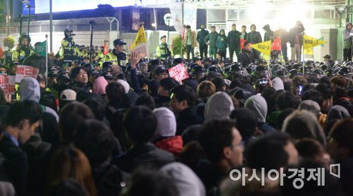 [포토]'청와대 가는 길목 막은 경찰'