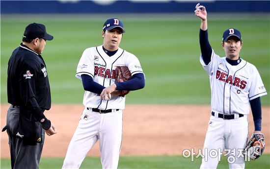 [포토]장원준, '아웃카운트 하나를 남기고 물집이라니'