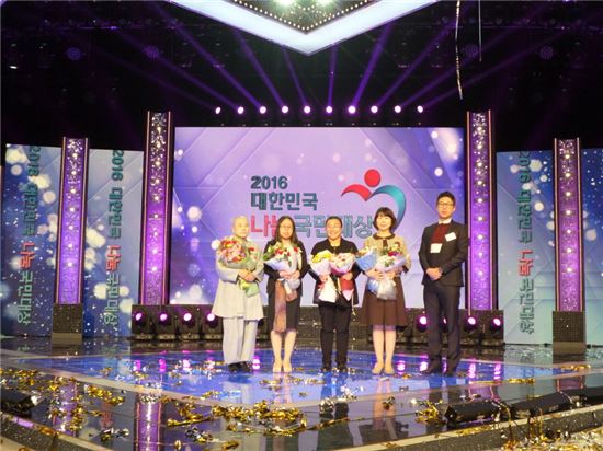 '2016 대한민국 나눔국민대상'을 수상한 서원암 정심 주지 스님(맨 왼쪽)