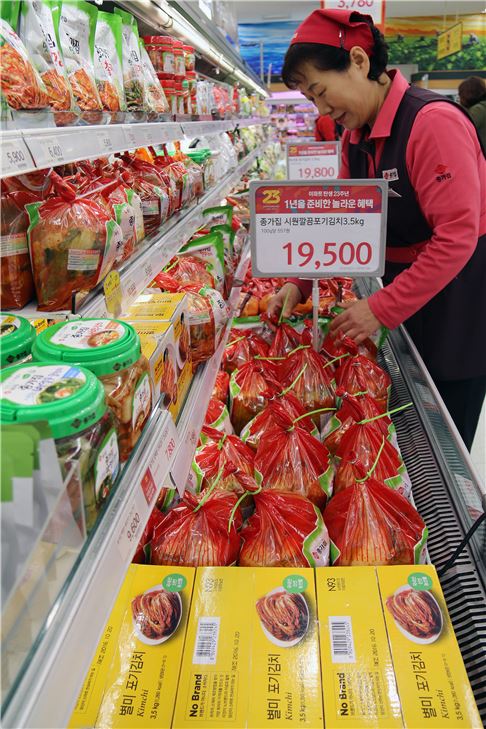 2배 넘게 오른 배춧값에…이마트, 포장김치 연중 최저가 판매