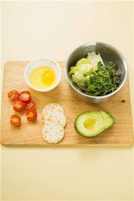 1. 달걀은 그릇에 깨어 두고  크래커, 아보카도, 토마토는 먹기 좋은 크기로 썰고 샐러드 채소는 씻어 물기를 뺀다.
