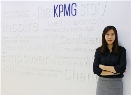 강인혜 삼정KPMG 상무가 서울 강남구 역삼동 강남파이낸스 빌딩에 위치한 사무실에서 포즈를 취하고 있다.