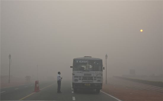 대기오염으로 하늘이 뿌연 인도 델리 지역(사진출처=AP)