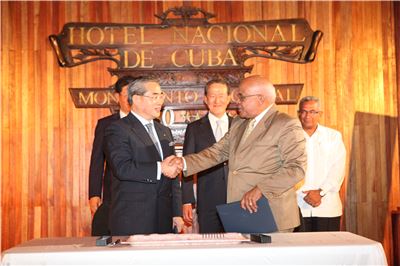 신명진 한국수입협회장(왼쪽)과 올란도 에르난데스 기옌(Orlando Hernandez Guillen) 쿠바 상공회의소 회장이 양국 교역확대 등을 내용으로 한 양해각서 체결식을 하고 있다. 사진제공=한국수입협회