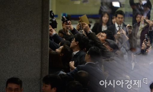 [포토]국정농단 최순실 검찰출석, 몰려드는 기자들