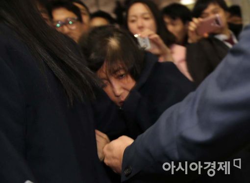 최순실씨가 31일 서울 서초동 서울중앙지검에서 검찰직원에 둘러싸여 엘리베이터로 향하고 있다. 사진=백소아 기자 sharp2046@