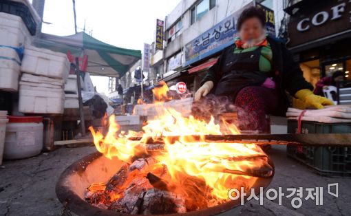 [포토]반짝 추위에 피운 모닥불