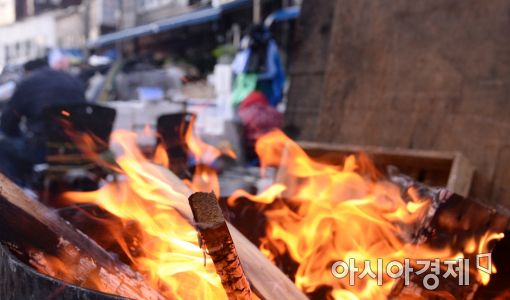 [포토]반짝추위, 불피운 재래시장