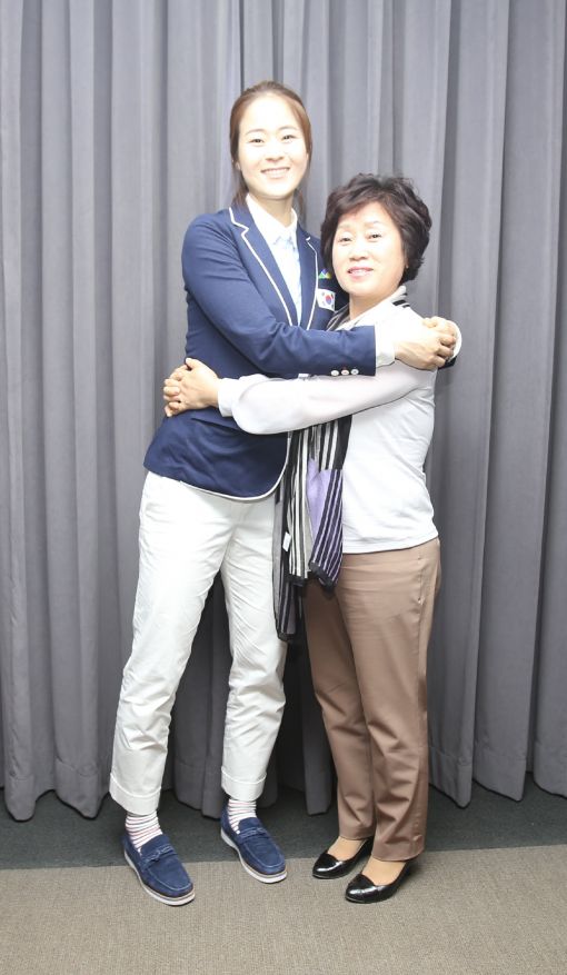리우올림픽 태권도 금메달리스트 오혜리 선수(왼쪽)와 어머니 심은자 FP