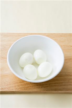 1. 달걀은 끓는 물에 13분 정도 삶아서 찬물에 식혀서 껍질을 벗긴다.
