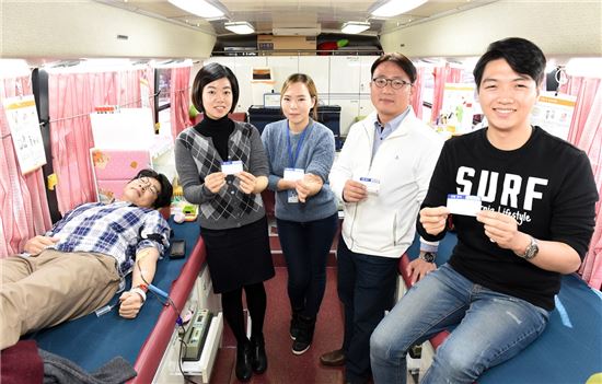 경기과기원 직원들이 헌혈행사에 참여한 뒤 헌혈증을 들어보이고 있다. 