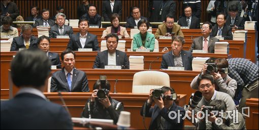 朴 대통령 탄핵 선고 임박…적막감 감도는 국회