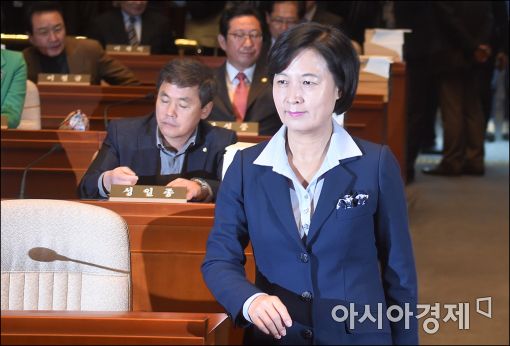 추미애, 침묵의 메시지…"대한민국 모든 권력은 국민에게 나온다"