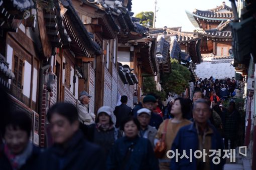 외국인 관광객들이 서울 북촌마을을 구경하고 있다.