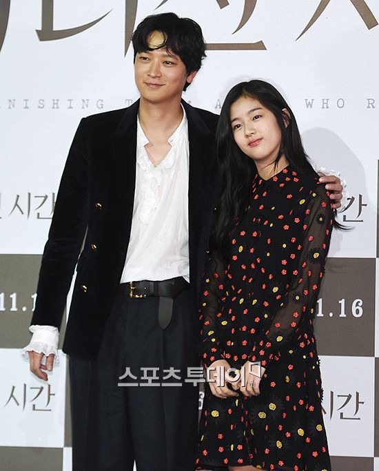 '가려진 시간' 신은수 "강동원의 잘생김, 연기에 방해된 적 있다" 