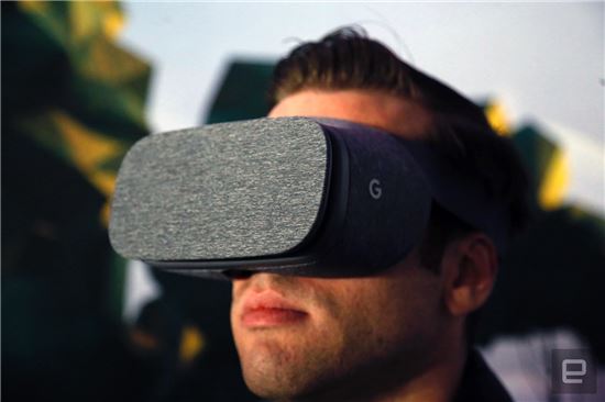 구글의 VR 헤드셋 '데이드림 뷰', 10일 공식 출시