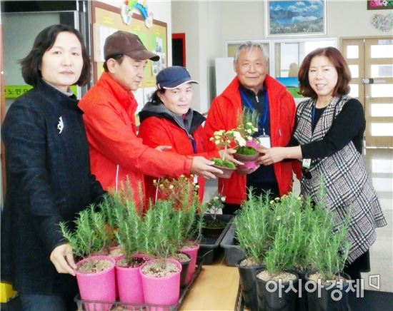 함평 국화동호회 복지시설에 국화 분재 기증