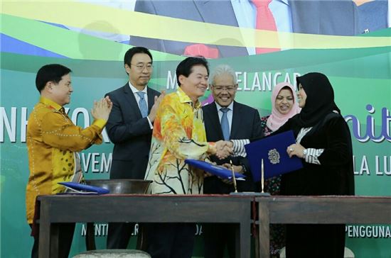 김병원 농협 회장(사진 가운데)은 1일(현지시간) 말레이시아에서 다틴 놀 하야티 총리정책 비서와 한국 농식품 수출확대를 위한 업무협약을 체결하고 있다.