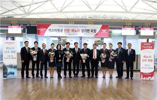 1일 인천국제공항 탑승수속카운터 앞에서 이스타항공 임직원 등 관계자들이 참석한 가운데 인천~하노이 신규 취항식 기념 행사를 진행했다.