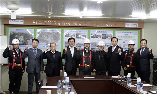 박홍섭 마포구청장(왼쪽 세번째)이 마포석유비축기지 공원화 사업 현장을 방문, 관계자들을 격려했다.