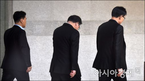 [포토]고개숙인 안종범 전 수석의 뒷모습