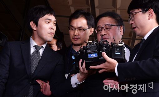 [포토]검찰 출석하는 안종범 청와대 前 수석