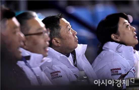 [포토]한국시리즈 4차전 관전하는 박정원 회장