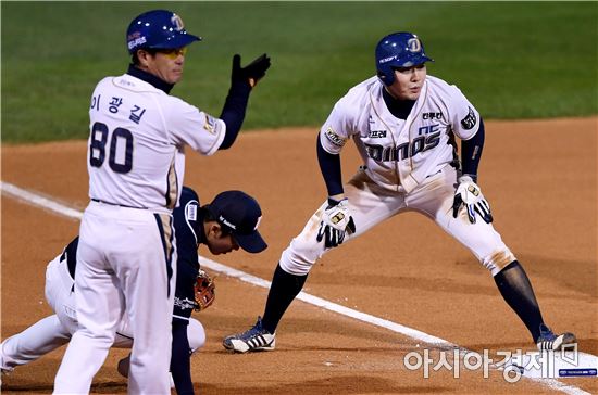 [포토]박민우, '기습적인 3루 도루 성공'