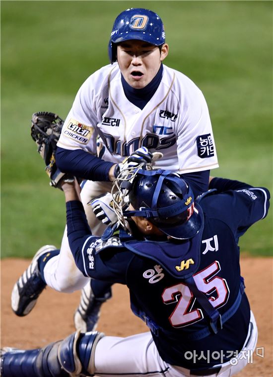 [포토]박민우-양의지, '위험한 충돌'